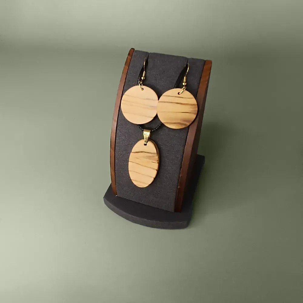 Ensemble artisanal Éternel Olivier en bois d’olivier, vue latérale sur présentoir.