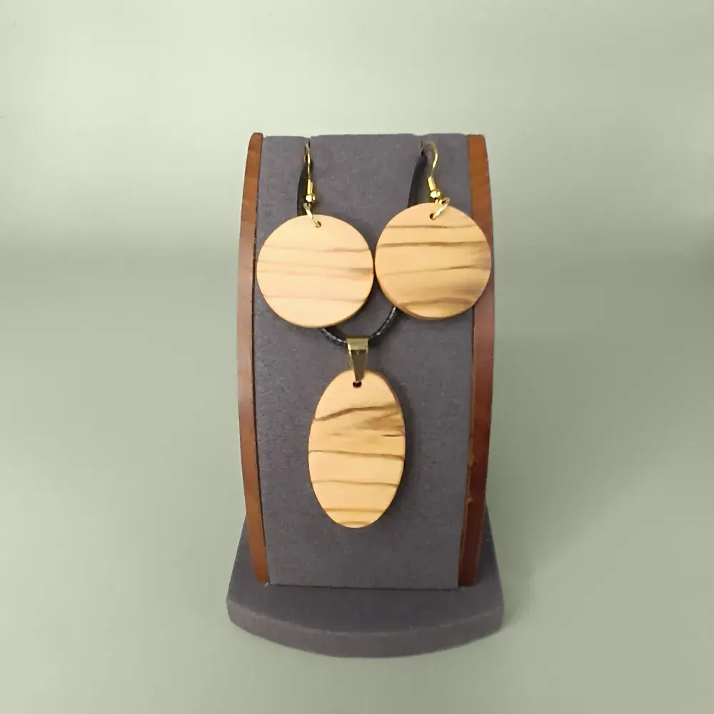 Bijoux artisanaux en bois d’olivier – pendentif et boucles d’oreilles.
