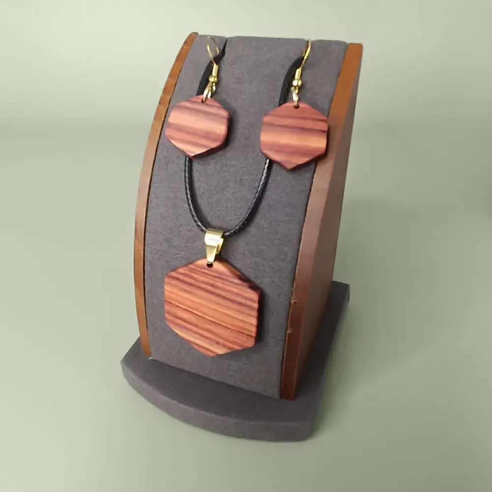 Plan plongeant de la parure Rosée Hexagonale, bois de rose hexagonal, pendentif et boucles d’oreilles.