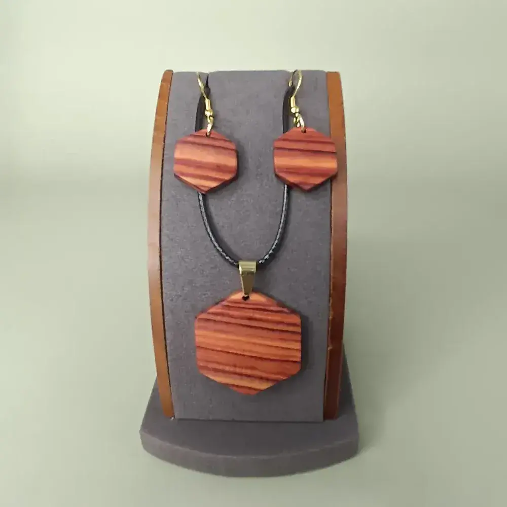 Parure Rosée Hexagonale en bois de rose, pendentif et boucles d’oreilles hexagonales, veinages naturels.