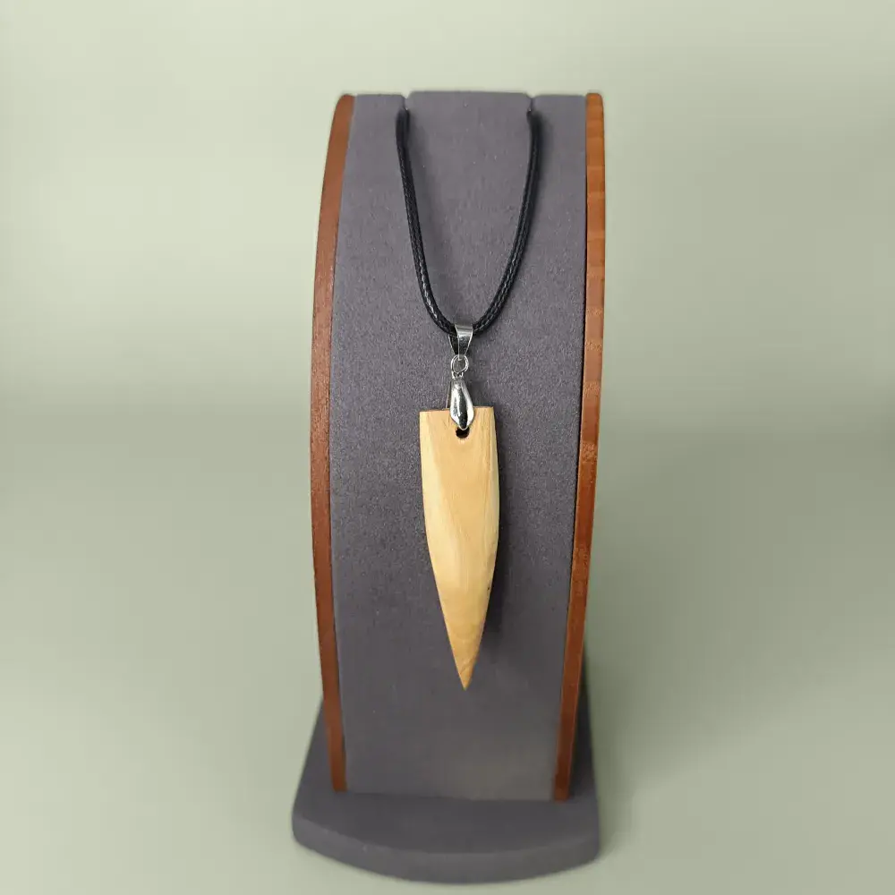 Pendentif artisanal en bois naturel Élan Boisé, vue de face.