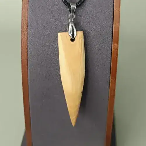 Pendentif artisanal en bois Élan Boisé, vue rapprochée sur présentoir.