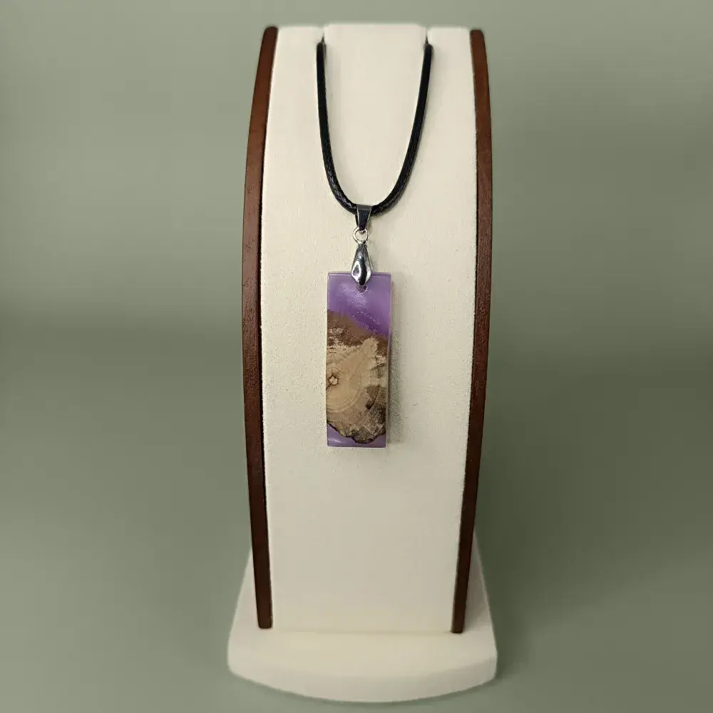Pendentif artisanal Skyline Artwood en bois et résine violette, vue de face sur présentoir.