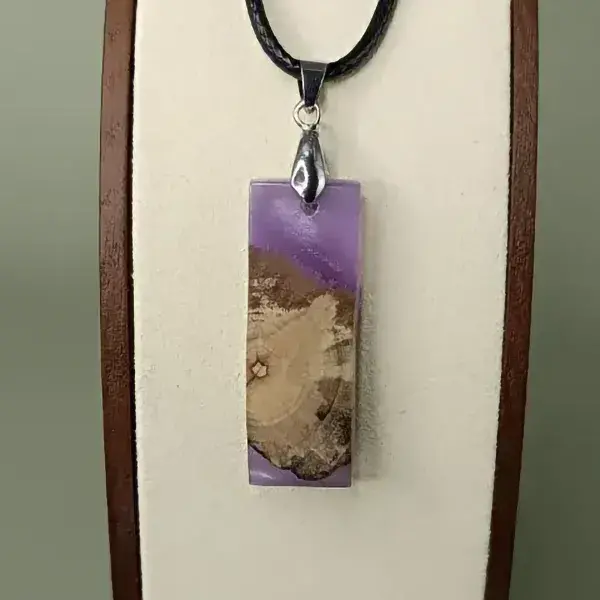 Bijou ou Pendentif artisanal en bois flotté et résine époxy violette.
