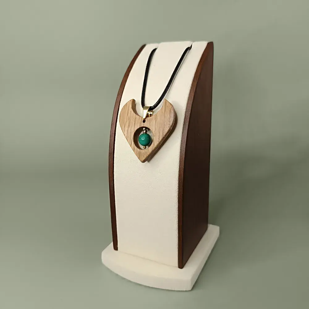 Pendentif en bois avec malachite claire, tourné légèrement de côté, semi-luxueux et poétique.