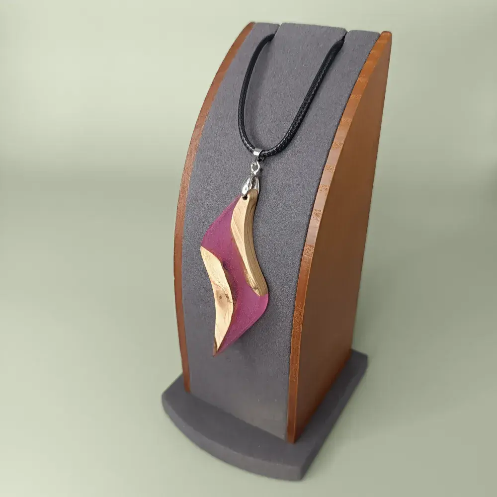 Pendentif en bois et résine pourpre vue latérale sur présentoir.