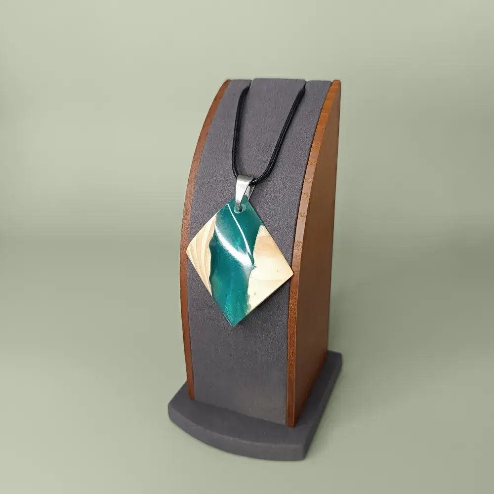 Pendentif en bois et résine turquoise vue latérale sur présentoir.