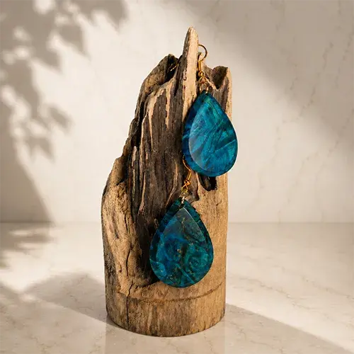 Boucles d’oreilles en loupe de châtaignier stabilisée bleue faites main par Skyline Artwood.