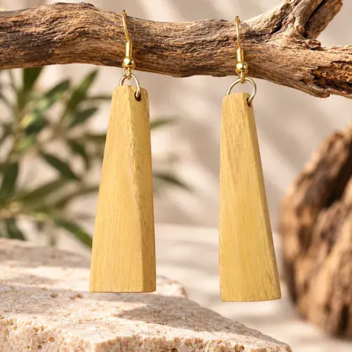 Boucles d’oreilles, créations artisanales en bois.