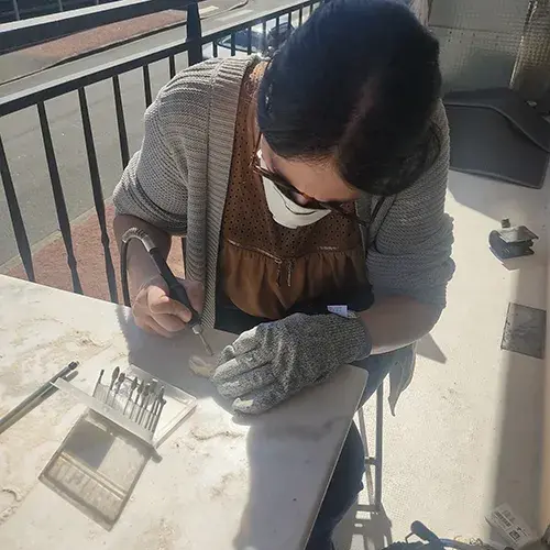 Façonnage à la Dremel d’une création en bois et résine.