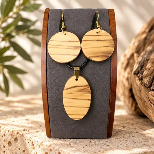 Parure artisanale en bois d’olivier avec pendentif et boucles d’oreilles.