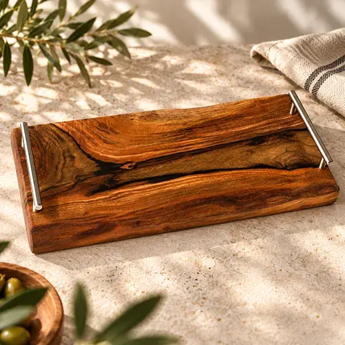 Plateau de service en noyer échauffé - création artisanale en bois.