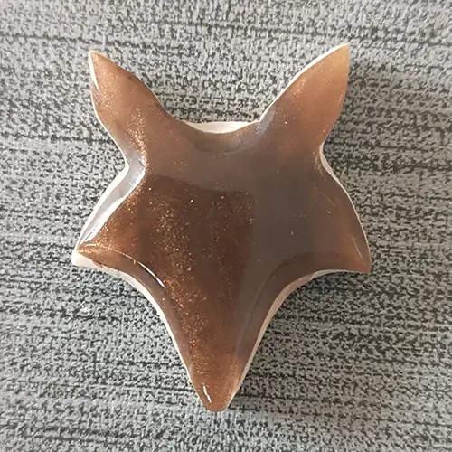 Forme de renard en bois et résine après façonnage.