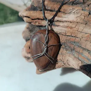 Étreinte d’Acier – Pendentif en noyer et acier inoxydable