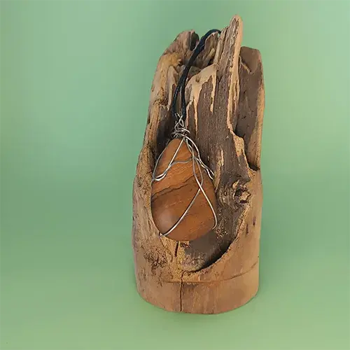 Dos du pendentif Sillage d’Acier en bois et fil d’acier inoxydable 316L.
