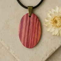 Pendentif artisanal en bois de rose exotique, bijou ovale fait main Skyline Artwood.