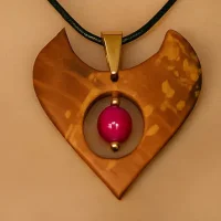 Pendentif artisanal en bois et pierre fine rubis chauffé - Skyline Artwood.